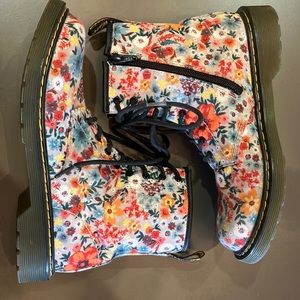 Dr. Martens Floral ankle boots!  Great condition!  Size 6